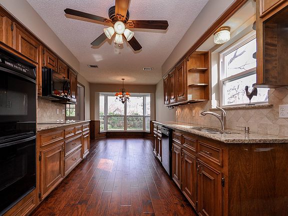 3rd image of 1816 Greenway Dr