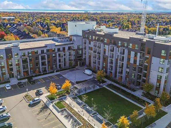 95 Dundas St W #4, Oakville, ON L6M 4L9