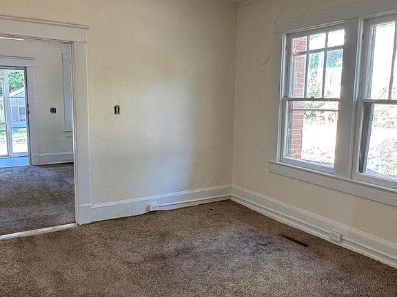 5th image of 302 Robinson Street