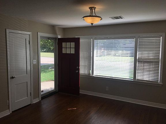 3rd image of 1703 Oxford Way