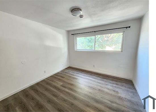 5th image of 912 W 69th St #6