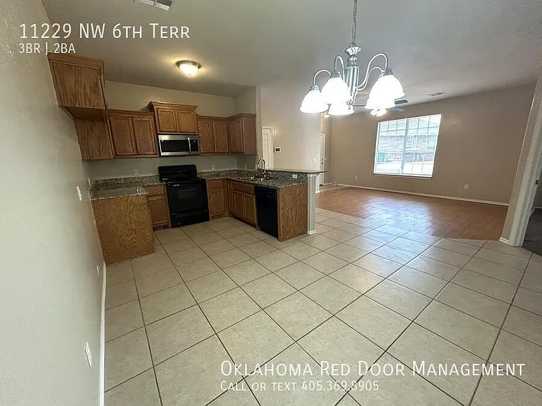 11229 NW 6th Ter — Photo 4
