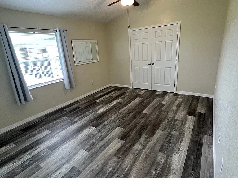Large 360 sqft Rm