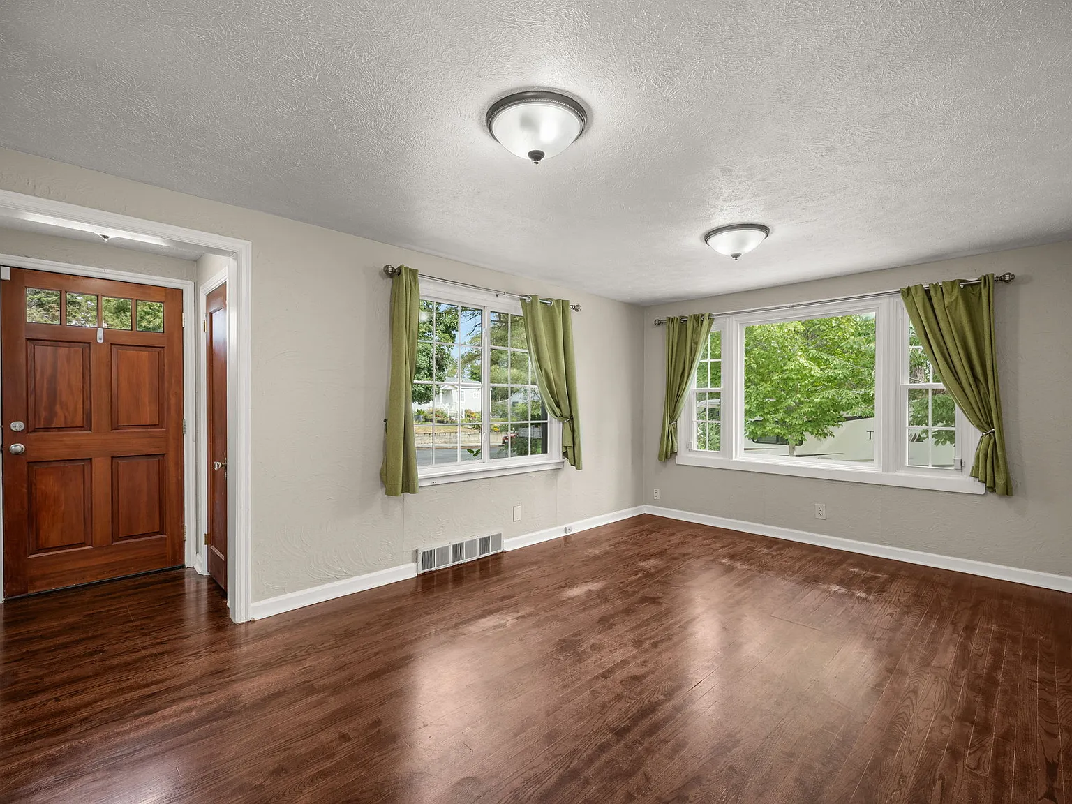 3 bed, 1742 sqft, $2,300 — Photo 2