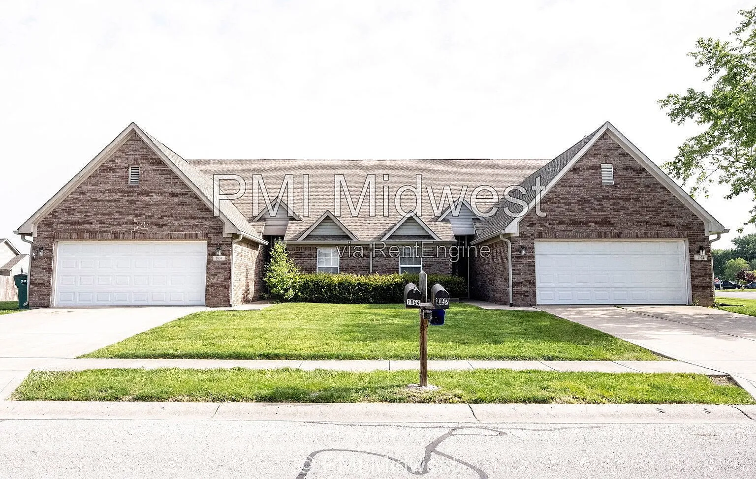 3 bed, 3.0 bath, 1641 sqft, $1,599 — Photo 2