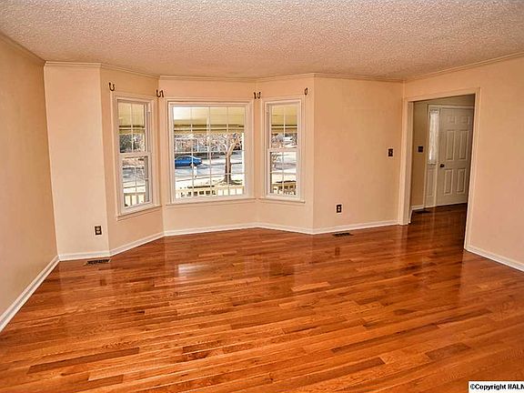 5th image of 611 Garv Cir SE