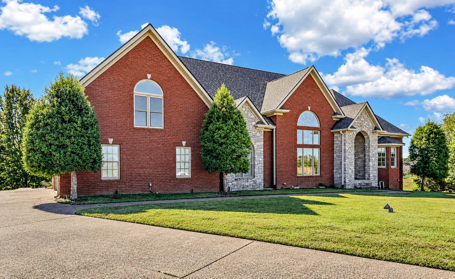 4 bed, 3.5 bath, 3811 sqft, $3,500 — Photo 2