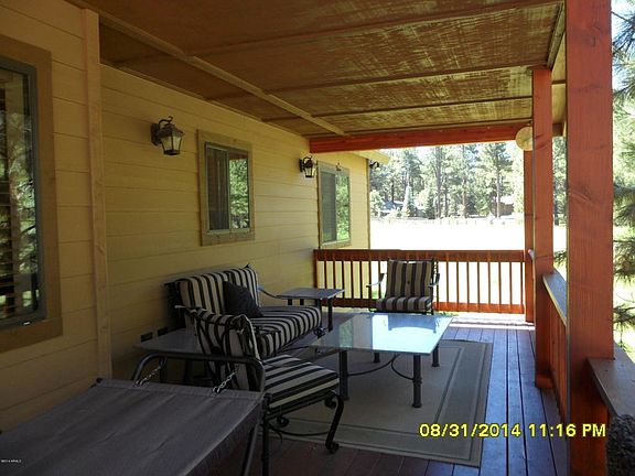 Spacious and relaxing front porch!