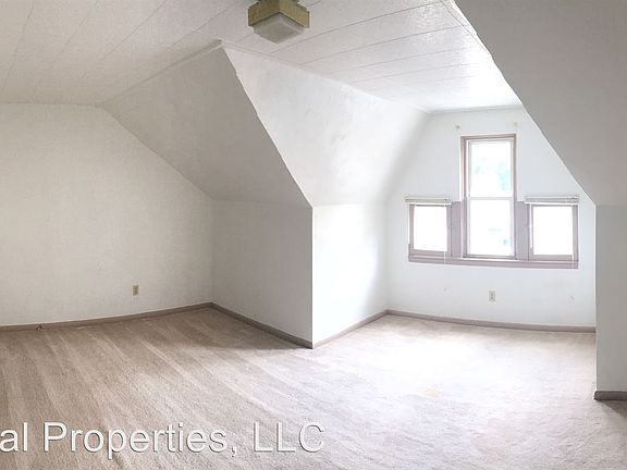 2nd image of 825 Evergreen Ave #2