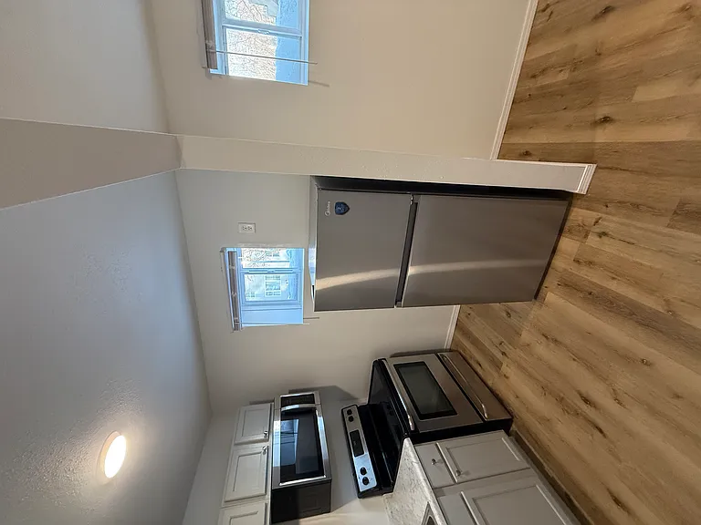 323 Seward Ave — Photo 3