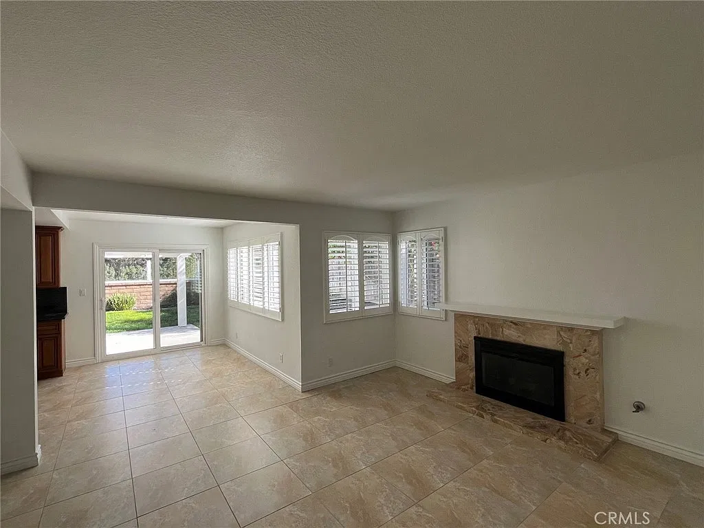 3 bed, 2011 sqft, $5,300 — Photo 4