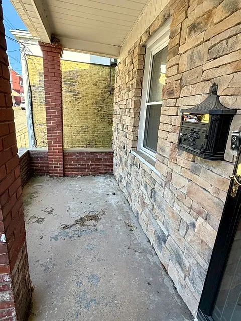 3 bed, 1600 sqft, $3,200 — Photo 2