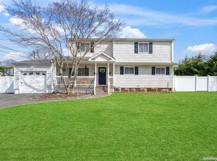 15 Lodi St, Islip Terrace, NY 11752