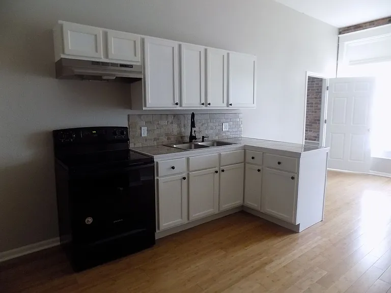 121 W Broadway Ave — Photo 2