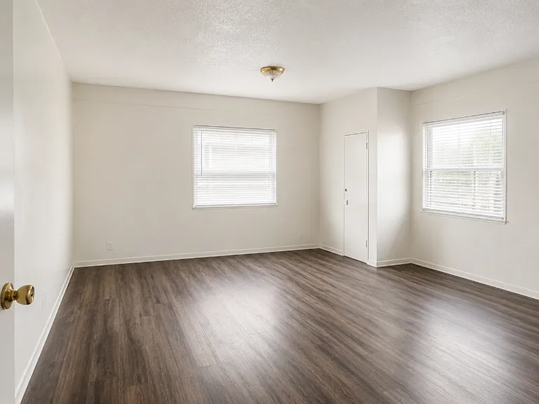 4704-4716 1/2 Crenshaw Blvd — Photo 2