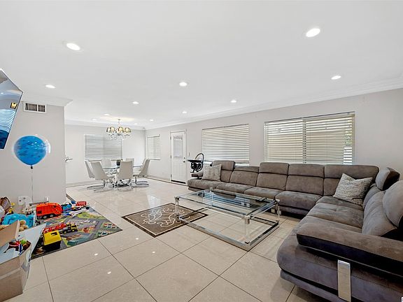4th image of 8338 Saloma Ave