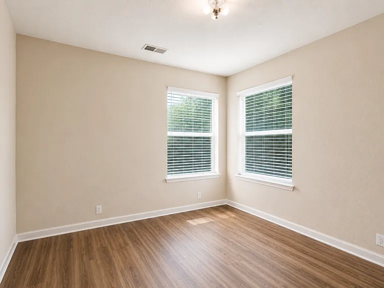 10916 Griffith Park Dr NE — Photo 12