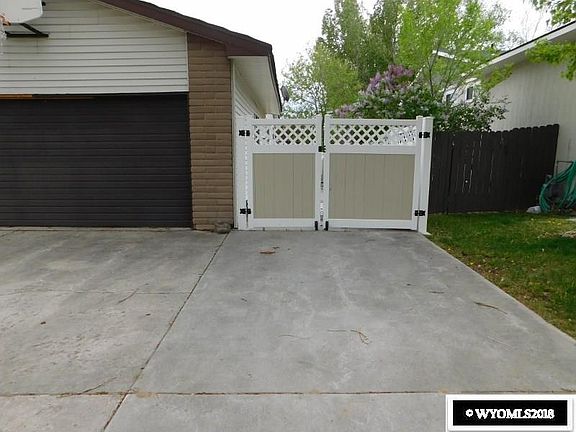 3rd image of 400 Knotty Pine St
