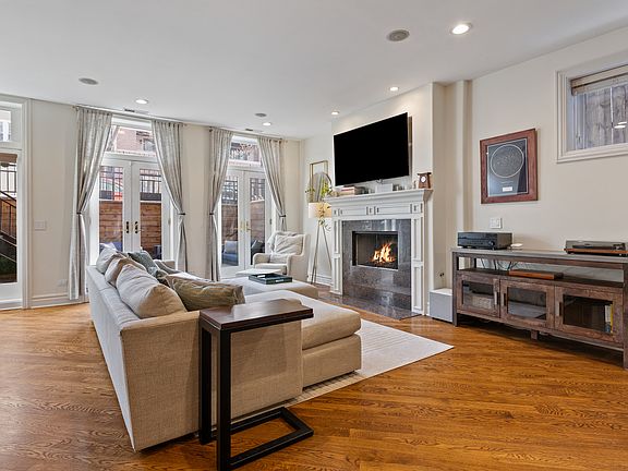 5th image of 1120 N Wood St APT 1