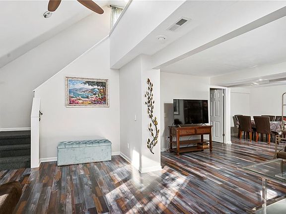 5th image of 330 Beachwood Dr