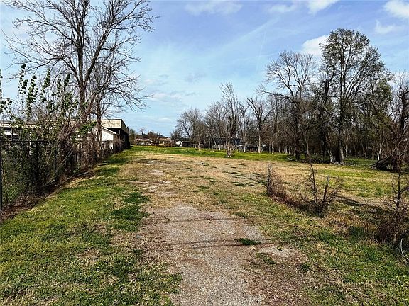 2nd image of 2523 Lone Oak Rd