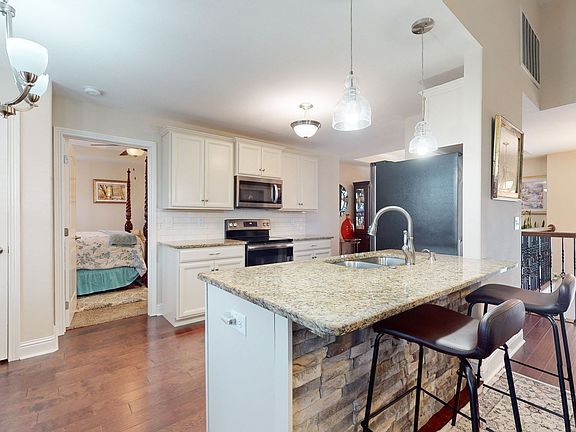 3rd image of 1004 Shirley Dr