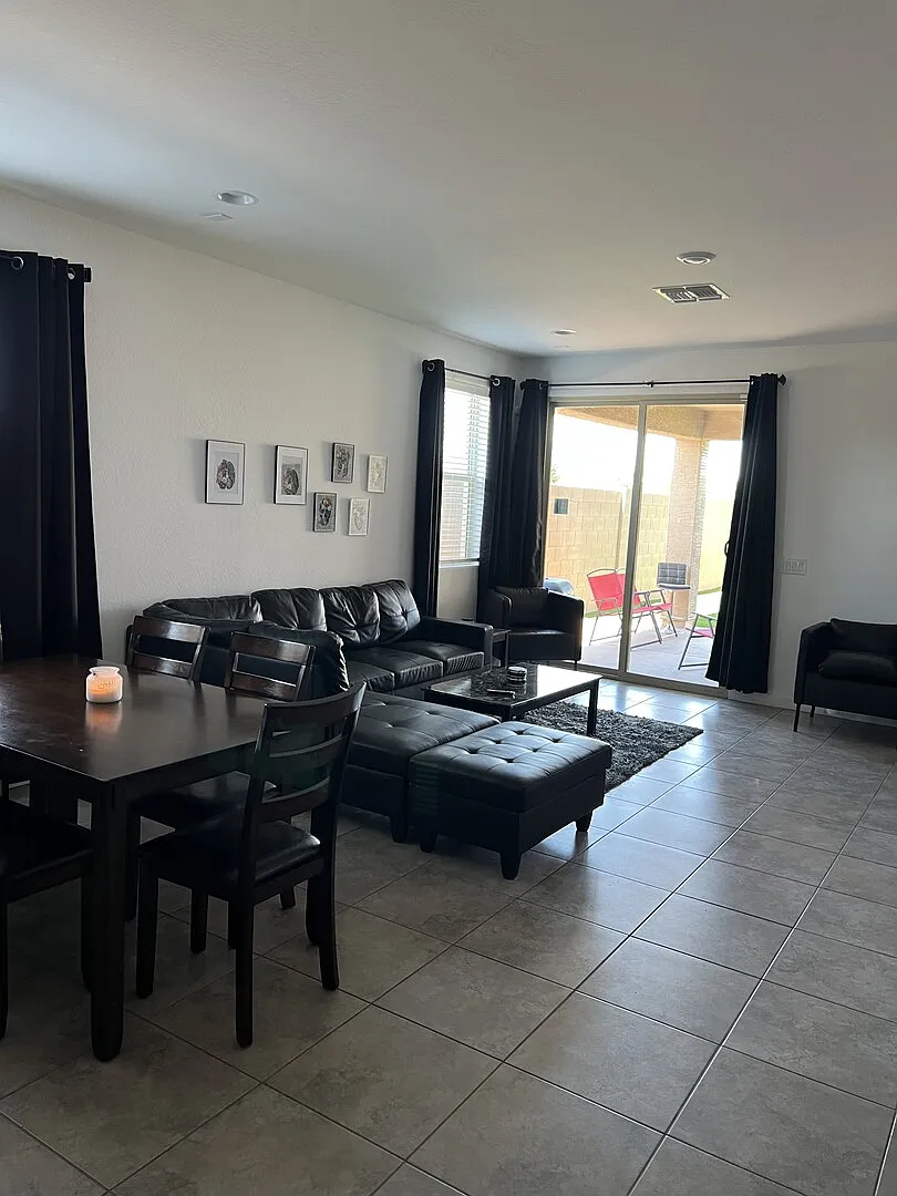 Sunny Splendor Fully Furnished 5-Bedroom Home in Phoenix — Photo 2