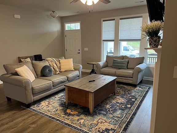 2nd image of 105 Boxwood Ln