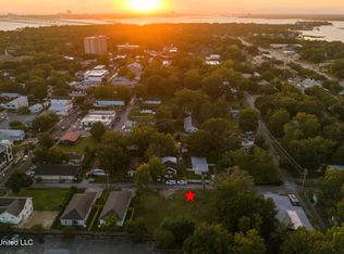 818 Handy Ave, Ocean Springs, MS 39564