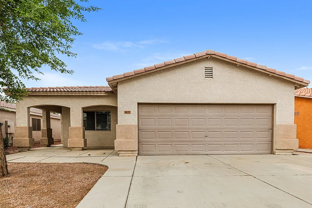 3 bed, 2.0 bath, 1435 sqft, $1,905 — Photo 1