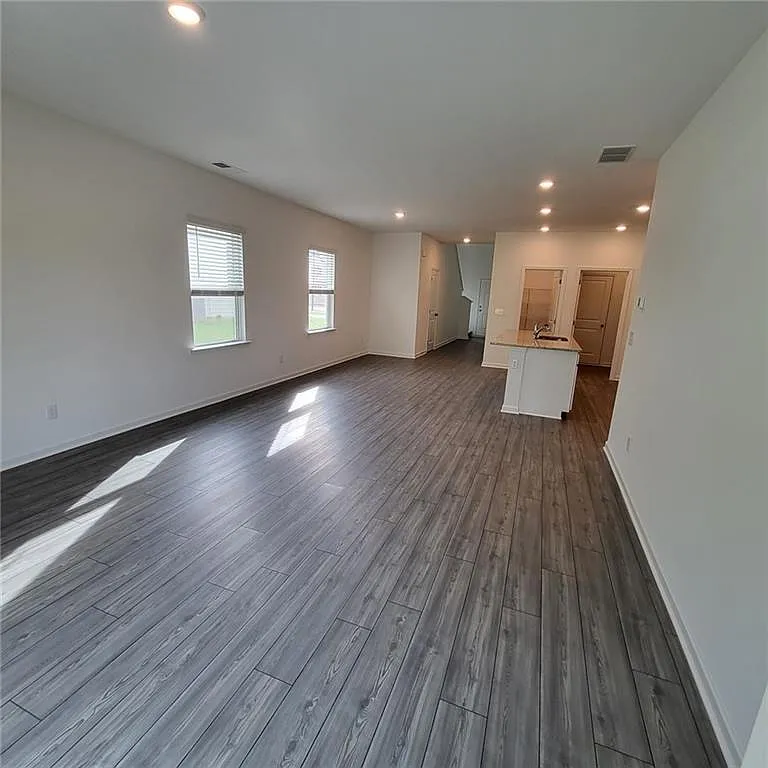 5 bed, 2.5 bath, 2388 sqft, $2,300 — Photo 4