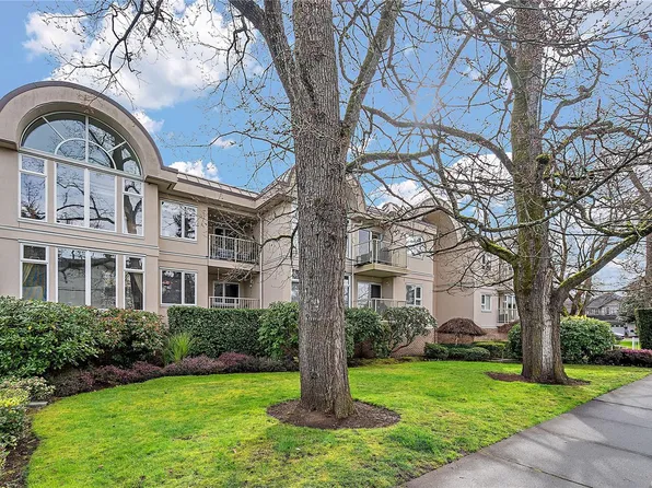 9905 5th St #205, Sidney, BC V8L 2X6