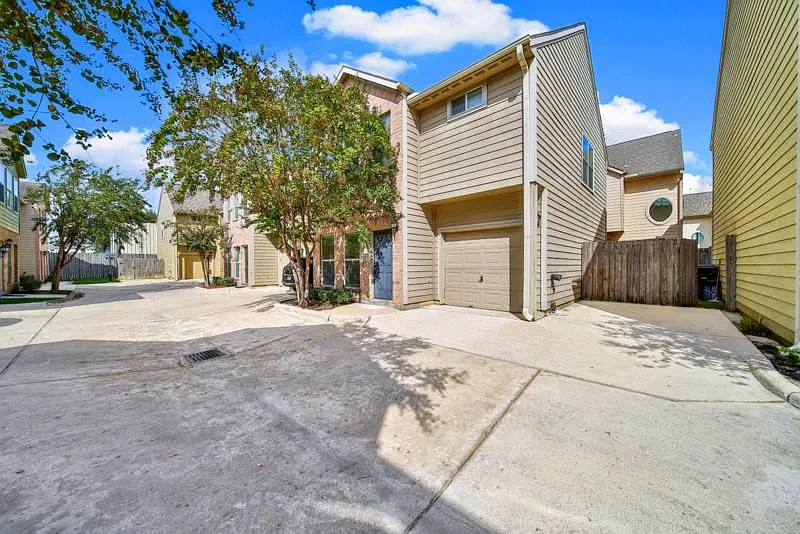 3 bed, 2.5 bath, 1402 sqft, $1,800 — Photo 1