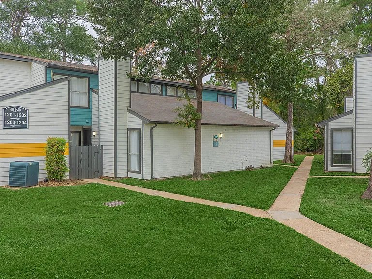 Kendall Manor — Photo 17