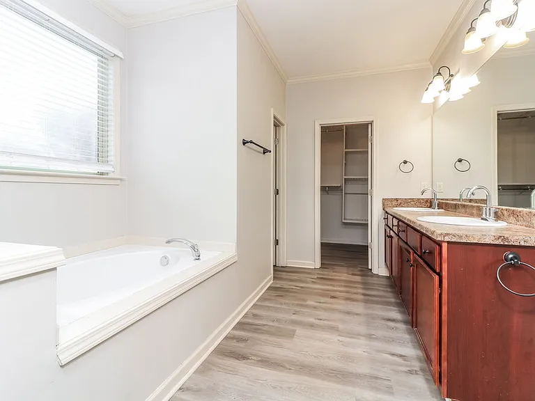 1000 Cureton Dr — Photo 14