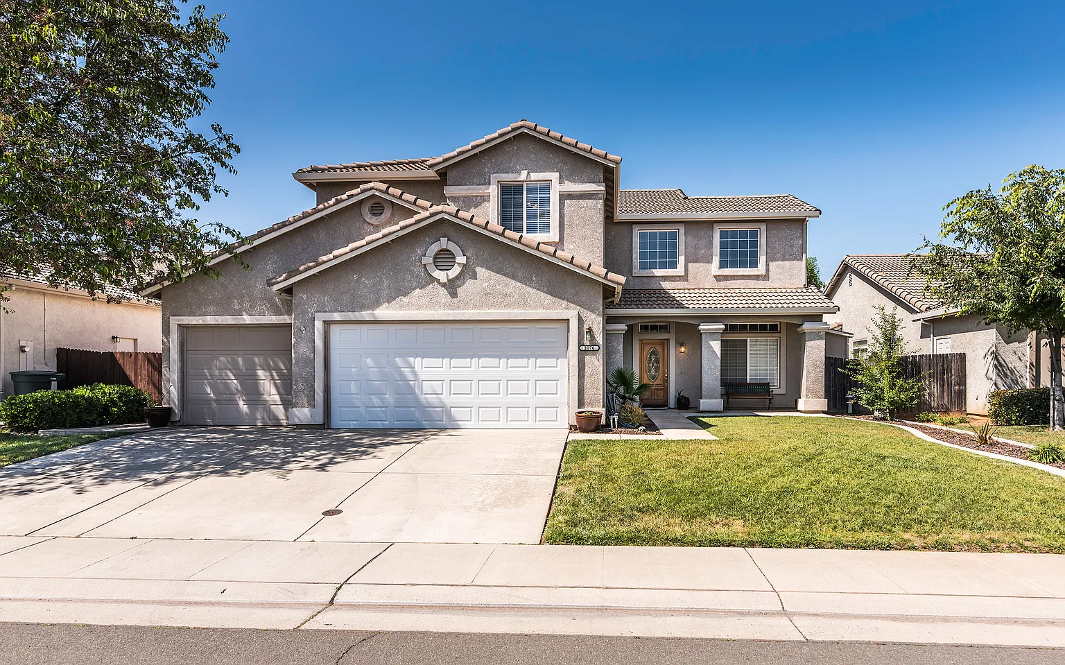 2076 Butterfield Ln photo 1
