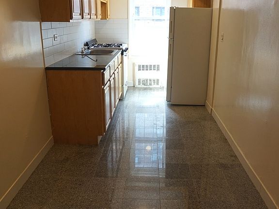 4th image of 14035 Burden Cres