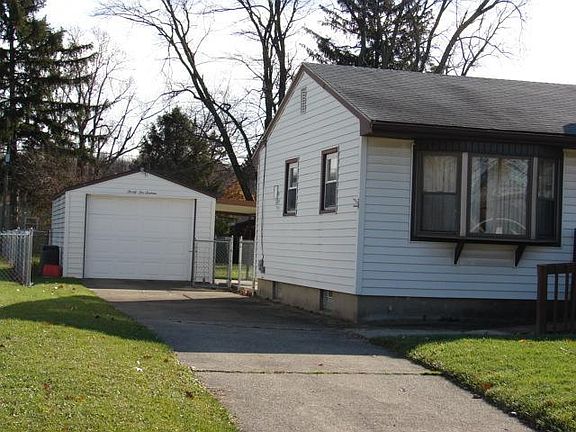 4th image of 3216 Raymond Dr