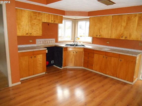 2nd image of 702 N 16th Ave