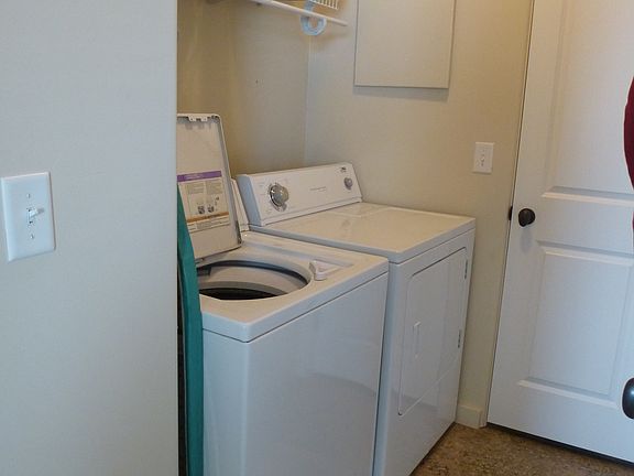 washer/dryer included!