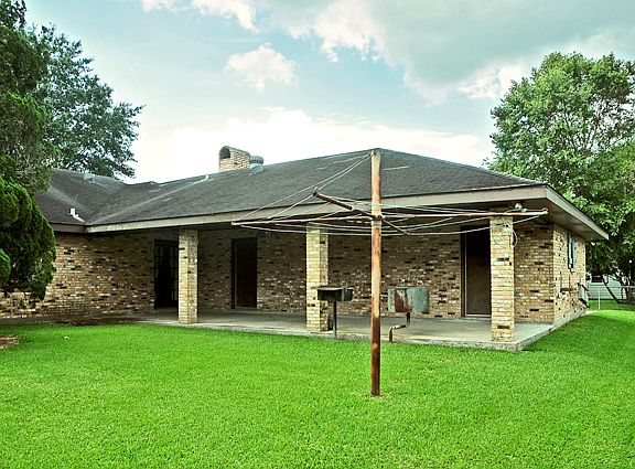 3rd image of 810 Oak Ln