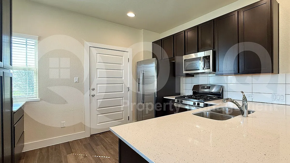 3 bed, 2.0 bath, 1258 sqft, $1,999 — Photo 4
