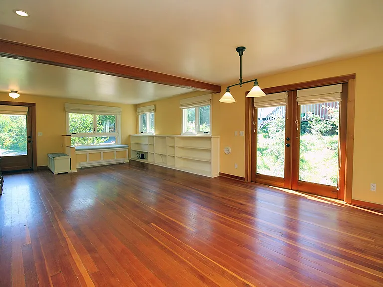 9233 SW Brier Pl — Photo 8