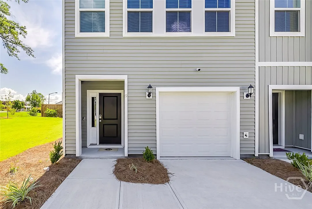3 bed, 2.5 bath, 2296 sqft, $2,295 — Photo 3