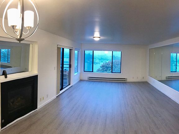 3rd image of 2546 Dexter Ave N APT 202