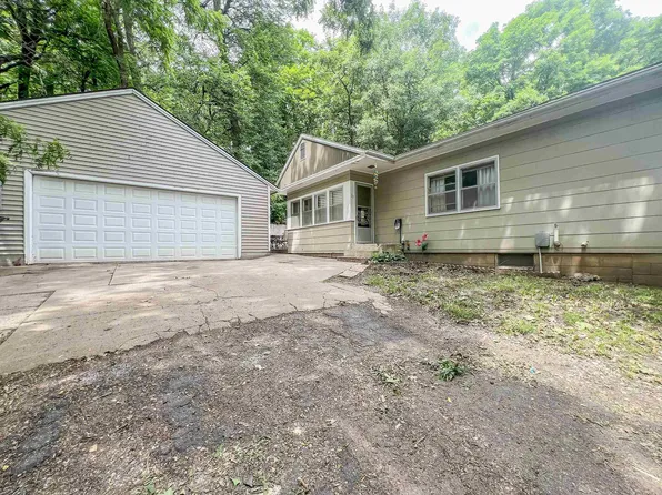23 W 2nd St S, Estherville, IA 51334