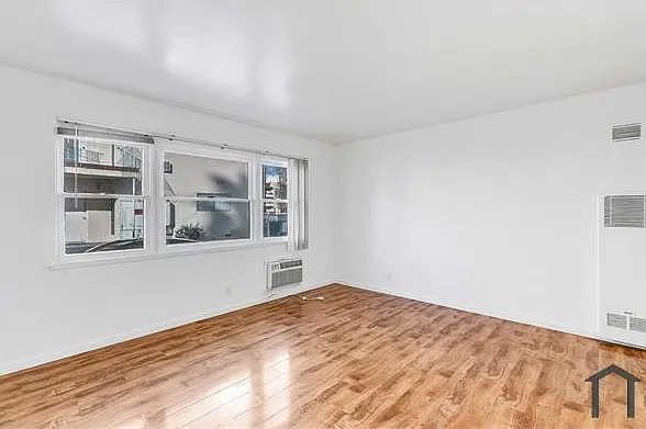 6537 Woodley Ave — Photo 2