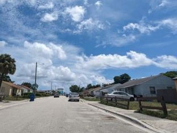 Exterior Neighborhood (street photo)