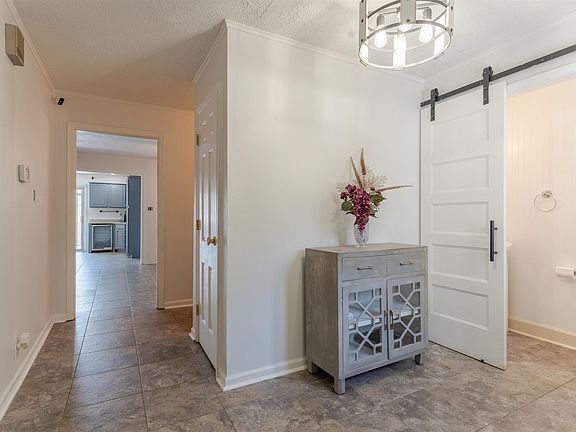 5th image of 208 Camden Ct