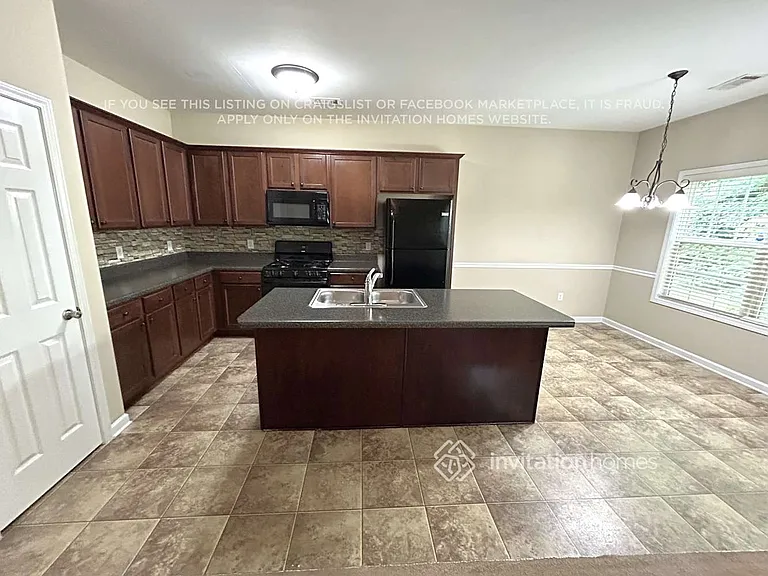 2565 Beal St — Photo 4
